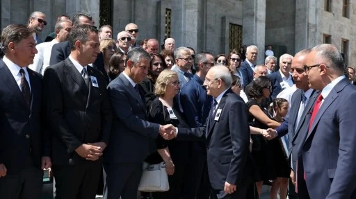 &Ouml;zg&uuml;r &Ouml;zel ve Kılı&ccedil;daroğlu cenazede tokalaştı!