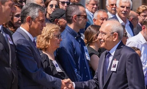 &Ouml;zg&uuml;r &Ouml;zel ve Kılı&ccedil;daroğlu cenazede tokalaştı!