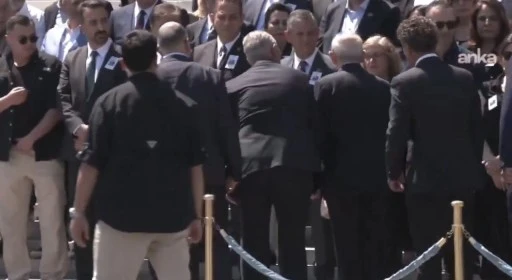 &Ouml;zg&uuml;r &Ouml;zel ve Kılı&ccedil;daroğlu cenazede tokalaştı!