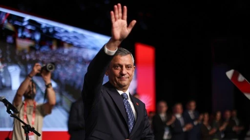Özgür Özel yeniden genel başkan seçildi...