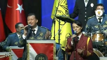 Polis bandosu AKP'nin 'T&uuml;rkiye Y&uuml;zyılı' şarkısını okudu