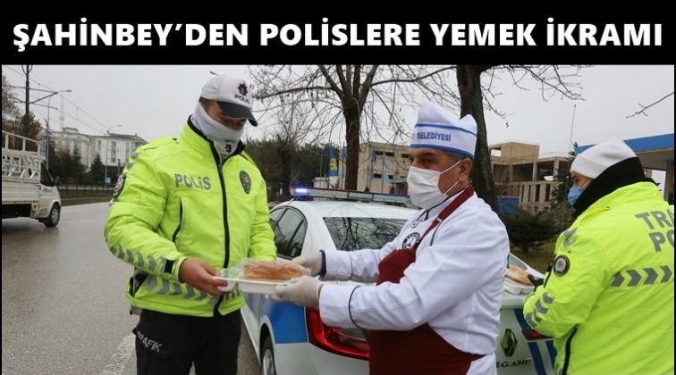 Polislere sıcak yemek ikramı...