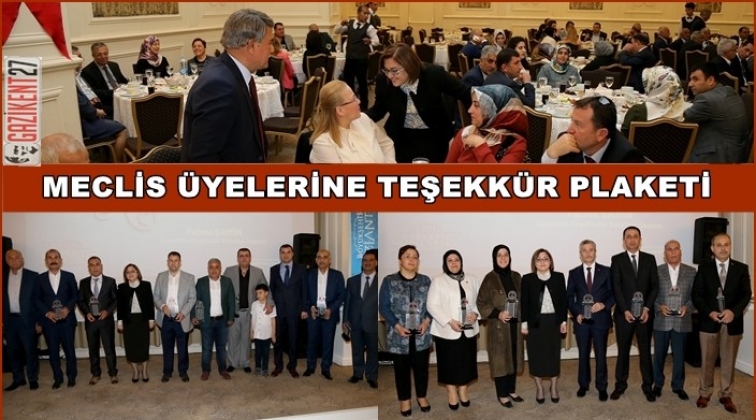 Şahin, 53 meclis &uuml;yesine teşekk&uuml;r plaketi verdi