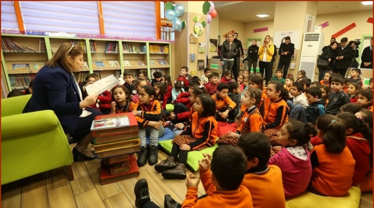 Şahin, &ccedil;ocuklara masal okudu