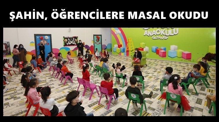 Şahin, &ccedil;ocuklara masal okudu...