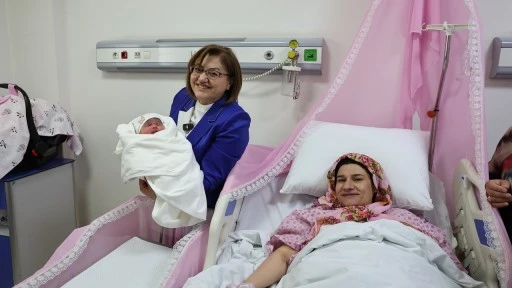 Şahin'den T&uuml;p Bebek Desteği Projesi&rsquo;nin ilk bebeğine ziyaret