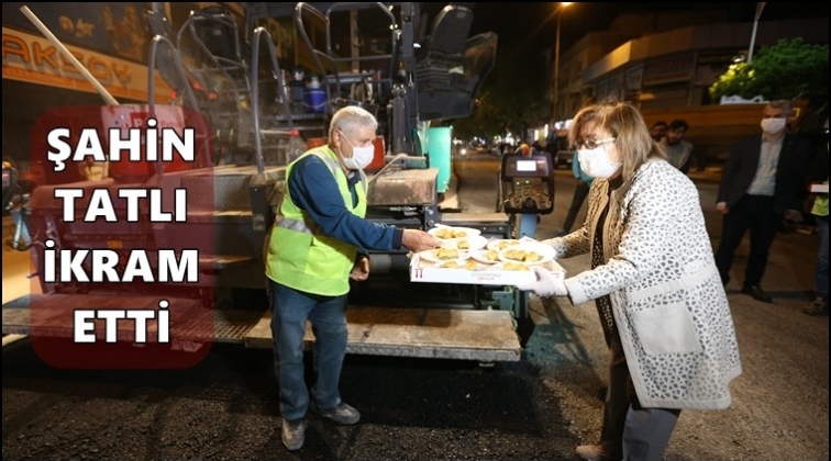 Şahin, ekiplere tatlı ikram etti