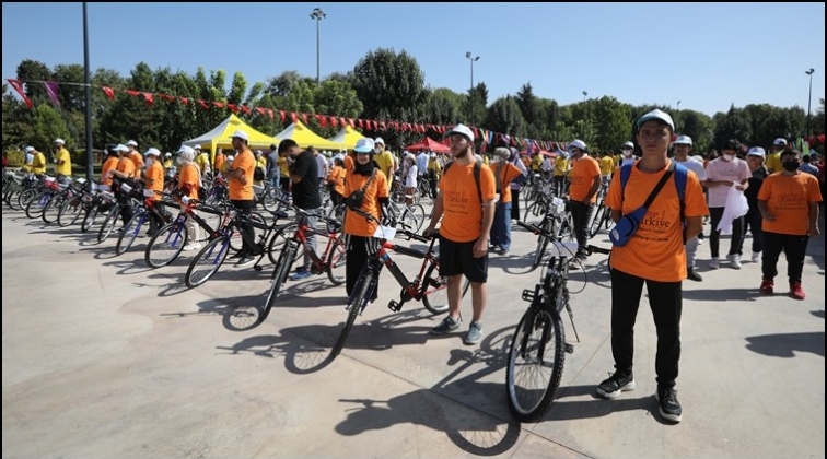 Şahin, gen&ccedil;lere bisiklet hediye etti...