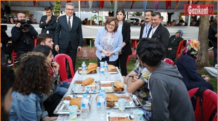 Şahin, iftar &ccedil;adırlarını gezdi