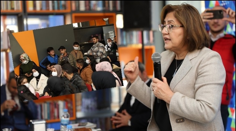 Şahin, kitap kafede gen&ccedil;lerle buluştu...