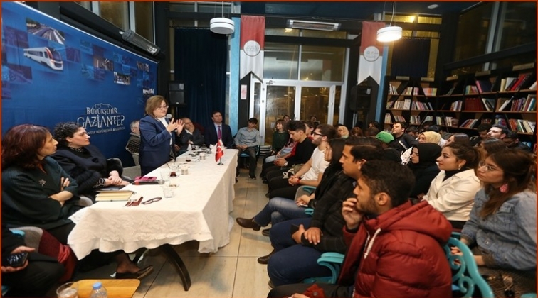 Şahin, Kitap Kafe&rsquo;de &ouml;ğrencilerle buluştu