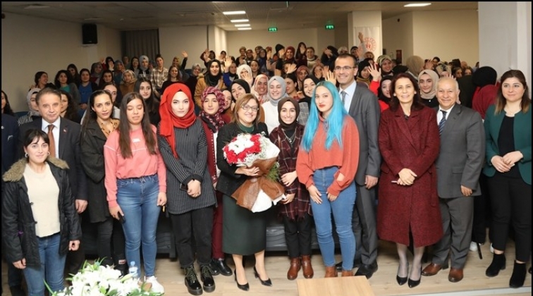 Şahin kız &ouml;ğrencilerle bir araya geldi