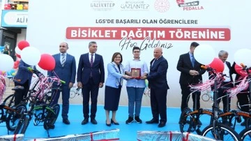 Şahin, LGS birincilerini ödüllendirdi