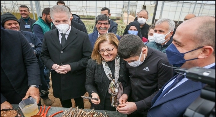 Şahin, madde bağımlısı gençlerle fidan dikti