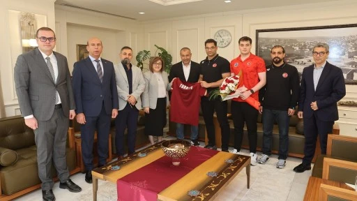 Şahin, şampiyon yüzücüleri misafir etti