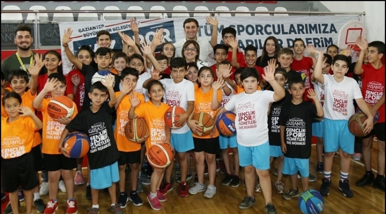 Şahin, Yaz Spor Okulları&rsquo;nı ziyaret etti.