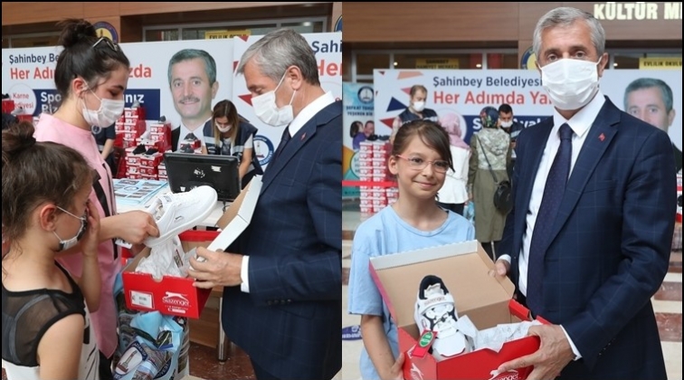 Şahinbey ayakkabı dağıtımlarını s&uuml;rd&uuml;r&uuml;yor...