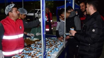 Şahinbey Belediyesi Kadir Gecesi’nde lokma dağıttı