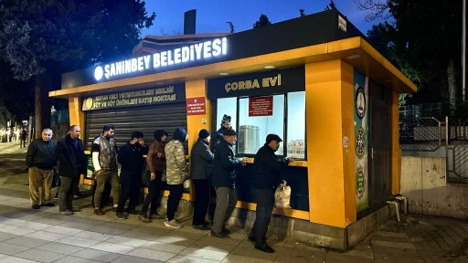 Şahinbey Belediyesi'nin &ccedil;orba ikramı devam ediyor