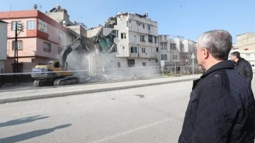 Şahinbey'de hasarlı binalar yıkılıyor