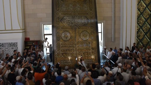 Şahinbey'de Kabe kapısının &ouml;rt&uuml;s&uuml; sergilenmeye başladı