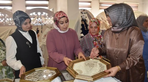 Şahinbey'de kadınlar el emeğini kazanca d&ouml;n&uuml;şt&uuml;r&uuml;yor