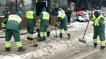 Şahinbey'de kar temizleme çalışmaları sürüyor