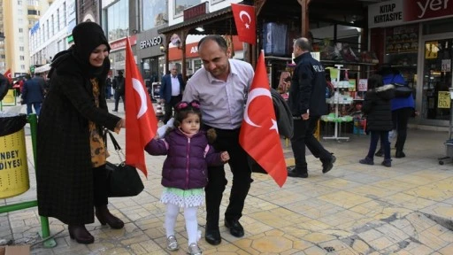 Şahinbey'den, 15 Temmuz dolayısıyla ücretsiz Türk bayrağı dağıtımı
