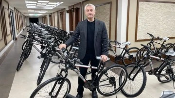 Şahinbey'den 2 takdir getiren öğrencilere bisiklet 