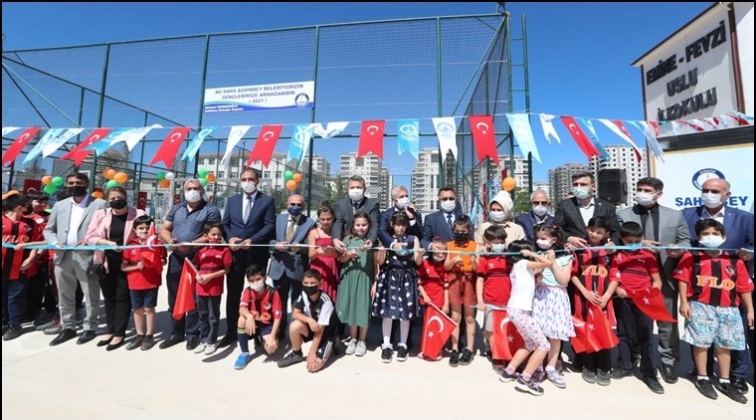 Şahinbey'den ilkokula halı saha...