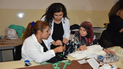 Şahinbeyli kadınlar kendi giyecekleri kıyafetleri dikiyor...