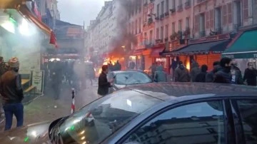 Saldırıyı protesto etmek isteyenlerle polis arasında çatışma!