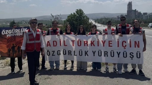 Samsun’dan Ankara’ya yürüyen gençler Ulus Meydanı’ndaki Zafer Anıtı önünde karşılandı