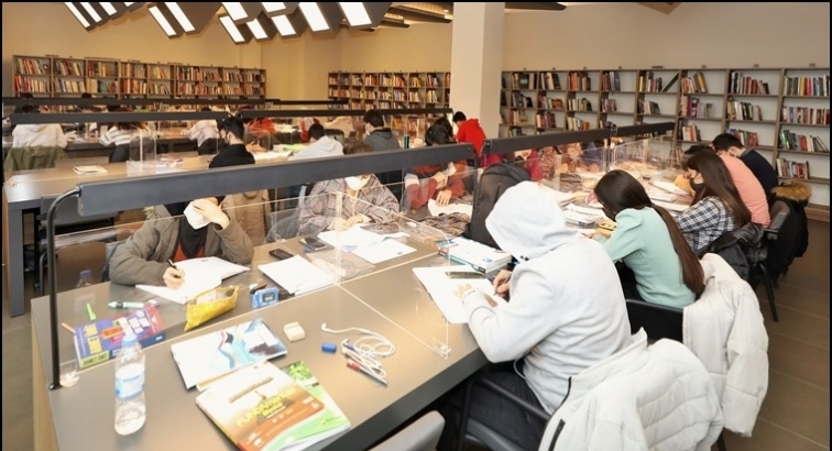 Sanat K&uuml;t&uuml;phanesi'ne yoğun ilgi...