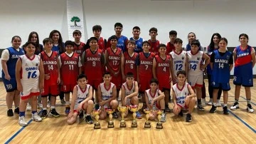 Sanko Okulları Basketbol takımlarının şampiyonluk sevinci