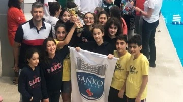 Sanko Okulları öğrencileri yüzmede başarıya doymuyor