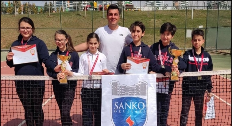 Sanko Okulları öğrencilerinin tenis başarısı