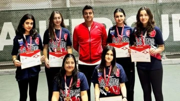 Sanko Okulları tenis takımı bölge şampiyonu oldu
