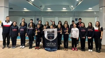 Sanko Okulları yüzmede üç kupa kazandı