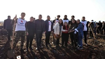 Sanko &Uuml;niversitesi &ouml;ğrencileri fidanları toprakla buluşturdu
