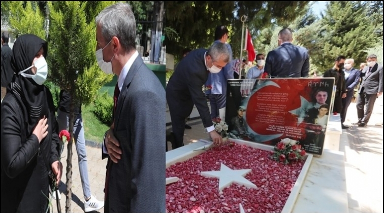 Şehit mezarlarına karanfil bıraktılar...