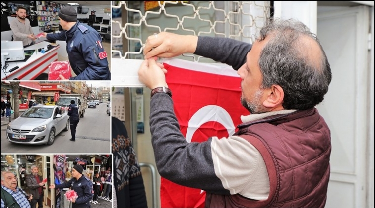 Şehitkamil Belediyesi T&uuml;rk Bayrağı dağıttı