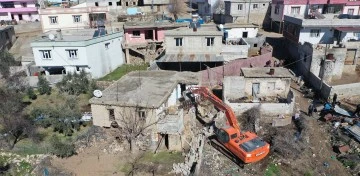 Şehitkamil'de ağır hasarlı binaların yıkımına başlandı 