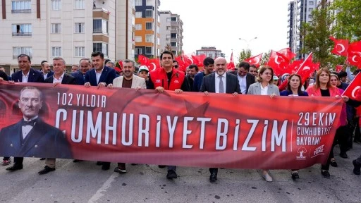 Şehitkamil'de Bayraklı Kortej Yürüyüşü ve Fidan Dikimi 