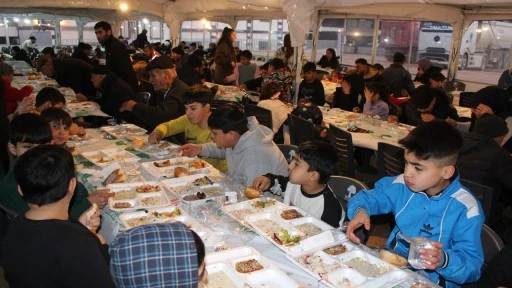 Şehitkamil&rsquo;de binlerce kişi iftarını g&ouml;n&uuml;l sofralarında a&ccedil;tı