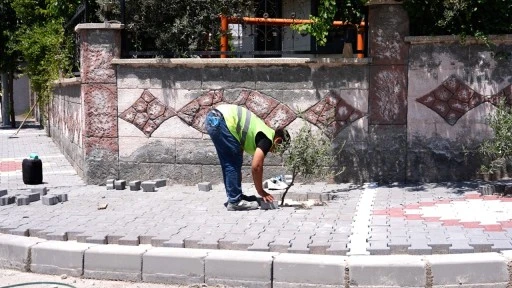 Şehitkamil'de kaldırım yenileme &ccedil;alışmaları devam ediyor