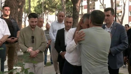 Şehitliğe bayram ziyaretinde Şehit Enes Budak’ın babası, Özgür Özel’i alnından öptü
