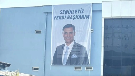 'Seninleyiz Ferdi Başkanım' pankartı hastane duvarına asıldı