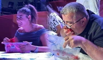 Şenlikte 2 kilo karpuzu yemek için  keyifli mücadele!
