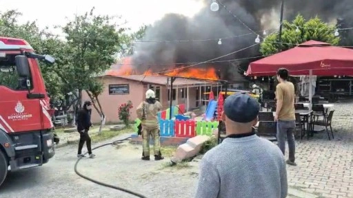 &#x130;stanbul&#x27;da panik anlar&#x131;... Restoranda yang&#x131;n &#xE7;&#x131;kt&#x131;!